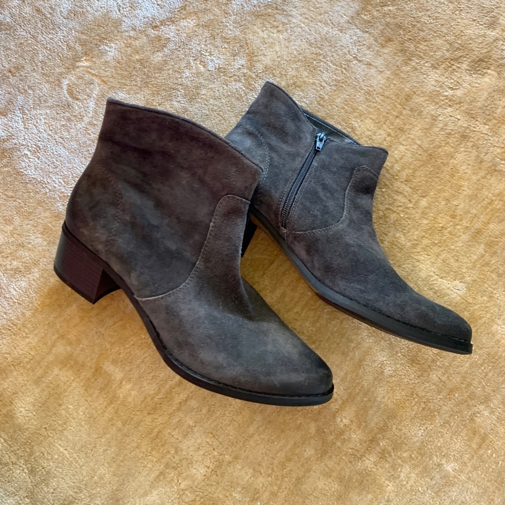 Dark blue/ black suede booties